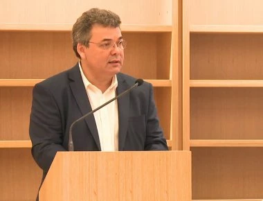 Υπ. Παιδείας: «Είναι εκπαιδευτικές εκδρομές, διακοπές ας πάνε με την οικογένεια τους»